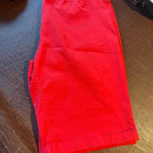 Soft surrounding Bermuda shorts - Picture 2 of 3